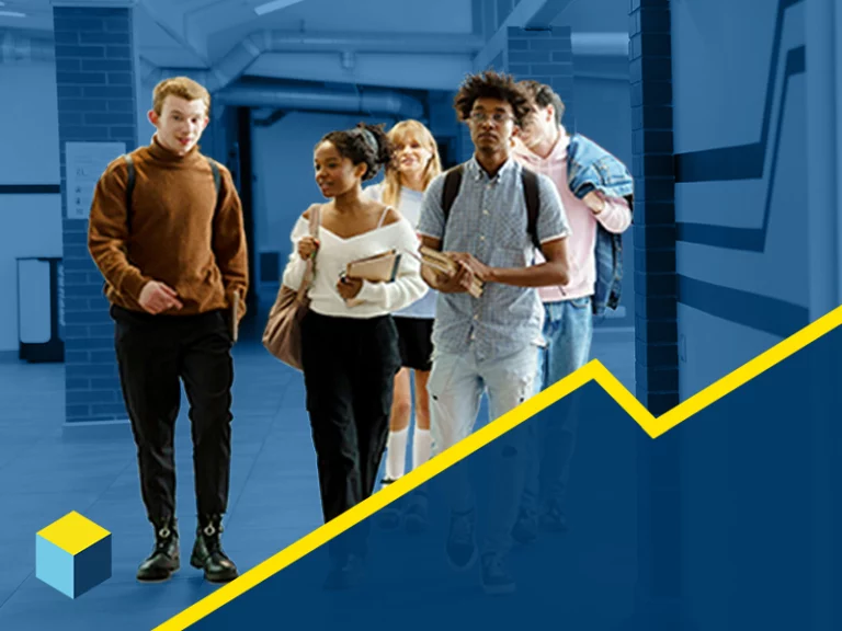 Fem elever ur årskurs 9 går genom en skolkorridor och är en del av målgruppen som genomfört attitydmätningen om yrkesutbildning 2025